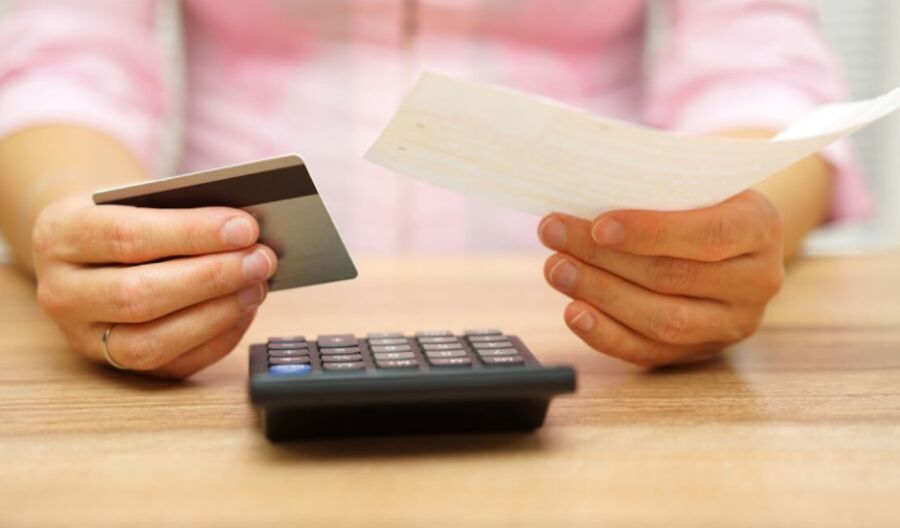 Juros do cartão de crédito sobem e atingem 429,5% ao ano em junho; entenda
