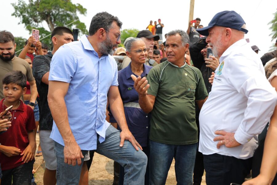 Em-visita-a-comunidades-de-Manaquiri-Alvaraes-e-Tefe-Wilson-Lima-reforca-pedidos-de-apoio-no-enfrentamento-a-estiagem-ao-presidente-2_Foto-Alex-Pazuello-e-Diego-Peres-Secom-1