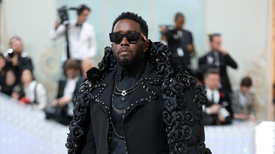 sean-diddy-usa-capa-preta-com-detalhes-de-rosas-para-o-met-1682987553224_v2_900x506