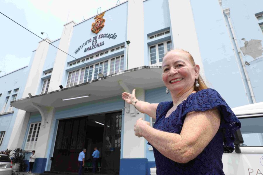 Educacao_professora-aposentada-Leneyde-Dabela-Vieira_Celebracao-aniversario-IEA_Euzivaldo-Queirooz-Seduc-2048x1365