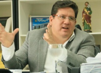 TCE-AM suspende Ari Moutinho Júnior após virar réu no STJ