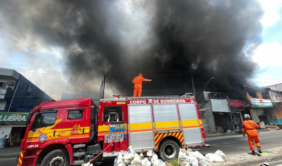 CBMAM_INCENDIO-EM-AREA-COMERCIAL-NO-JORGE-TEIXEIRA_2-2048x1208