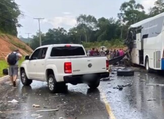 Coletivo fica destruído durante gravíssimo acidente na Rodovia AM-010 no Amazonas