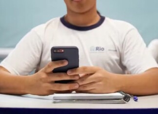 Senado aprova projeto para proibir uso de celular em escolas