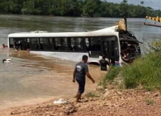 Criança morre após ônibus cair de balsa durante travessia no Pará