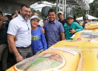 Governador do Amazonas entrega 70 toneladas de alimentos para instituições sociais atendidas pelo PAA