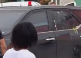 Carro de prefeito é alvo de ovos durante protesto de servidores