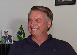 Bolsonaro sorri ironicamente ao ser lembrado da vitória de Lula nas eleições de 2022