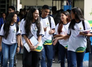 Mais de 44 mil estudantes do Amazonas recebem pagamento do Pé-de-Meia após concluírem Ensino Médio