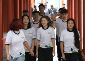 Governador do Amazonas abre ano letivo com lançamento de projeto para inserir estudantes no mercado de trabalho