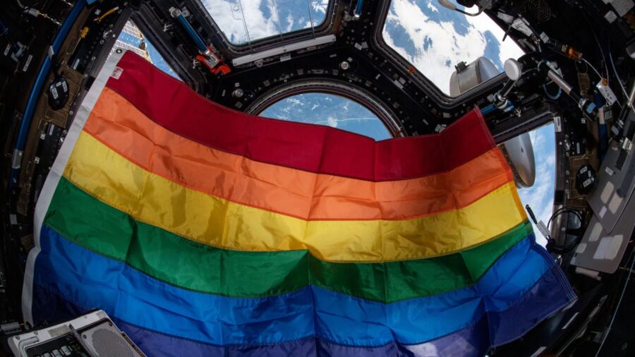 bandeira-lgbtqia-no-espaco-foto