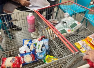 Procon-AM apreende e descarta 207 itens impróprios para consumo em supermercado na zona leste