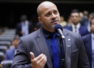 Alexandre de Moraes nega pedido de Daniel Silveira para trabalhar e estudar fora da prisão