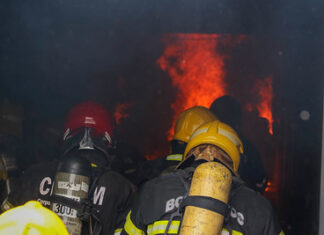 Militares do Corpo de Bombeiros realizam simulado prático de incêndio urbano em Manaus