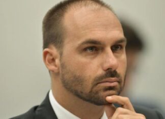 Em meio a polêmicas, Eduardo Bolsonaro pensa em ficar de vez nos EUA