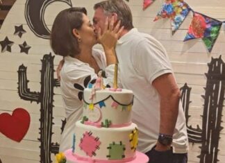 Michelle Bolsonaro celebra 43 anos com festa intimista em Brasília