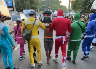 Ladrão de celulares é preso por policiais fantasiados de Power Rangers