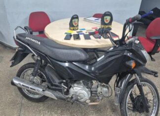 Vagabundo que assaltou vítimas em moto Pop 100 é preso com seis celulares roubados