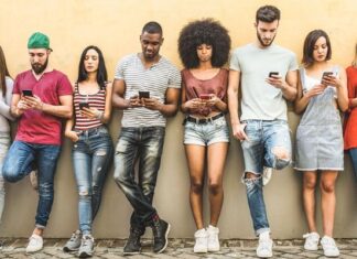 50% dos jovens da Geração Z recusam trabalho presencial para ficar maratonando suas séries preferidas
