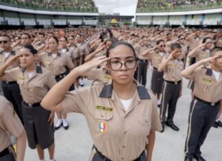 Durante solenidade no Sambódromo, mais de 2,5 mil alunos dos Colégios Militares da Polícia Militar recebem boina escolar
