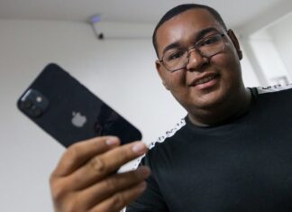 Governo do Amazonas entrega mil aparelhos de celulares com o programa RecuperaFone