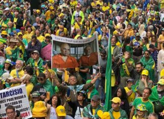 Manifestantes exibem cartazes pedindo prisão de Lula e Alexandre de Moraes na Paulista