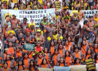 Com cantos e pinturas corporais, milhares de indígenas marcham em Brasília por direitos e demarcação de terras