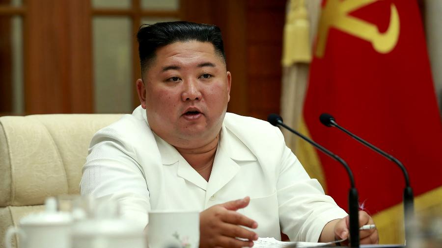 25ago2020---foto-divulgada-pela-agencia-oficial-de-noticias-da-coreia-do-norte-mostra-o-lider-do-pais-kim-jong-un-durante-reuniao-com-membros-do-governo-1598439715175_v2_900x506