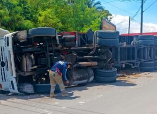 Detran-AM remove caminhão e aplica autuações após tombamento na zona leste de Manaus