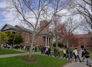 Harvard processa Governo Trump por proibição de matrícula de estudantes estrangeiros