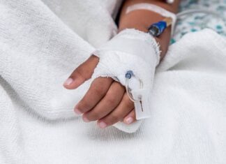 Mãe é presa por deixar que sua filha de 5 anos fosse estuprada por três namorados