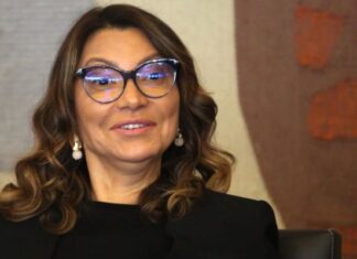Primeira-dama vai às compras, fecha a loja e gasta R$ 30 mil em 5 peças