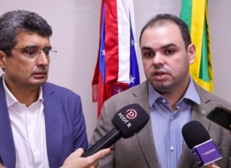 Após articulação de Roberto Cidade junto ao DNIT, balsa para porto provisório chega a Borba e deve entrar em operação no dia 15 deste mês