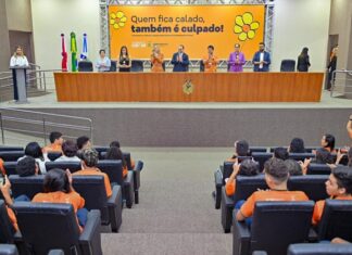 Presidente Roberto Cidade alerta estudantes sobre crimes sexuais e virtuais, durante ação do Maio Laranja, na Aleam