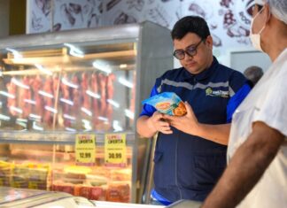 Procon-AM autua supermercado por comercializar mais de 46 kg de alimentos impróprios para consumo