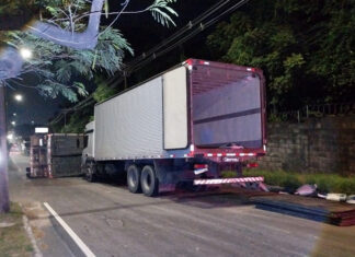 Carreta tomba e destrói muro na Avenida Rodrigo Otávio em Manaus