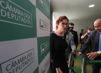 Alexandre de Moraes oficializa pedido de extradição de Carla Zambelli