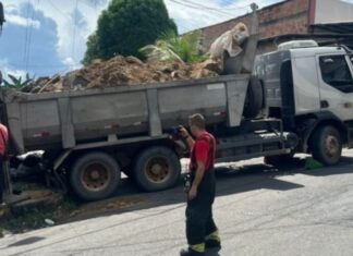Caminhão desgovernado atinge poste no Tancredo Neves em Manaus