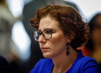 PGR pede prisão preventiva de Carla Zambelli após deputada deixar o país rumo após condenação