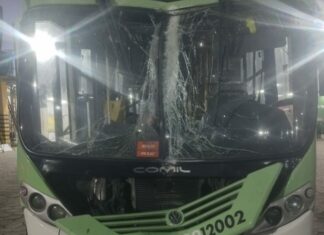 Motorista adormece ao volante e ônibus colide com poste em Manaus