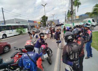 Acidente entre moto e caminhão deixa trânsito lento e motociclista ferido na Zona Centro-Sul de Manaus