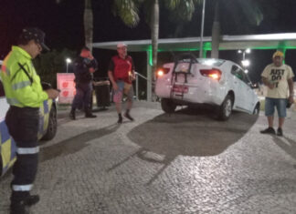 Veículo fica preso em degraus do complexo turístico na Zona Oeste de Manaus
