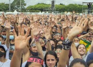 Evangélicos batem recorde e católicos atingem menor percentual histórico no Brasil, revela Censo