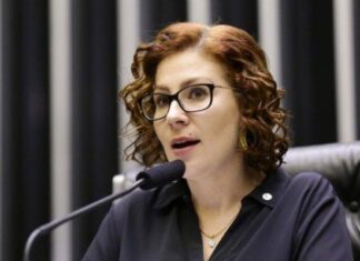 Carla Zambelli anuncia que pedirá licença do mandato e deixa o Brasil