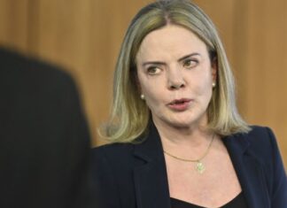 Derrubada do pacote do IOF levará a corte de emendas parlamentares; diz Gleisi Hoffmann