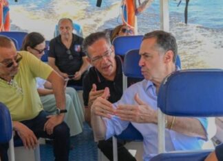 Barroso passeia de barco por Parintins após votar a favor de censura nas redes