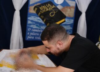 “Ninguém mais carrega essa culpa, só o senhor”, diz viúvo ao prefeito David Almeida após morte de grávida Ricardo Oliveira/CENARIUM