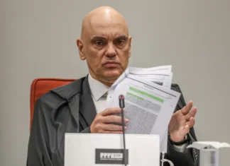 ‘Enquanto eu falo, o senhor fica quieto’, diz Moraes a advogado de Filipe Martins em audiência sobre golpe