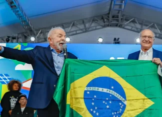 Lula chama Trump “para conversar” e reforça que Brasil quer negociar tarifa de 50%