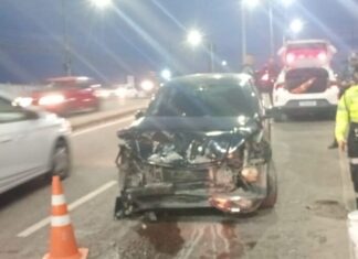 Carro invade pista contrária e atinge micro-ônibus na Zona Leste de Manaus